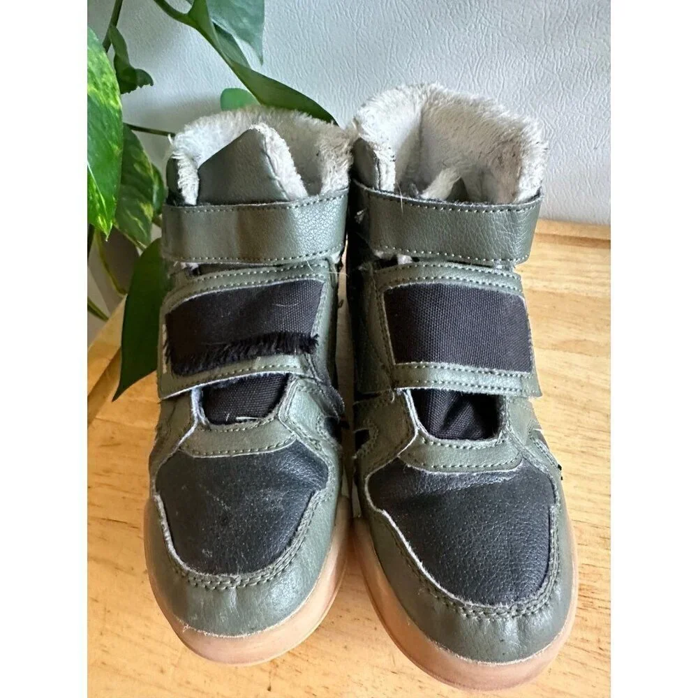 Kid’s size 2.5 fashion sneakers